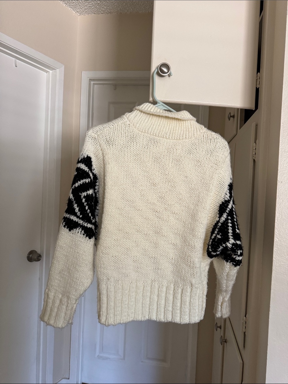 Jen’s Pirate Booty Beach Bonfire Zip Up Black Patterned Sleeve Sweater - Picture 5 of 8